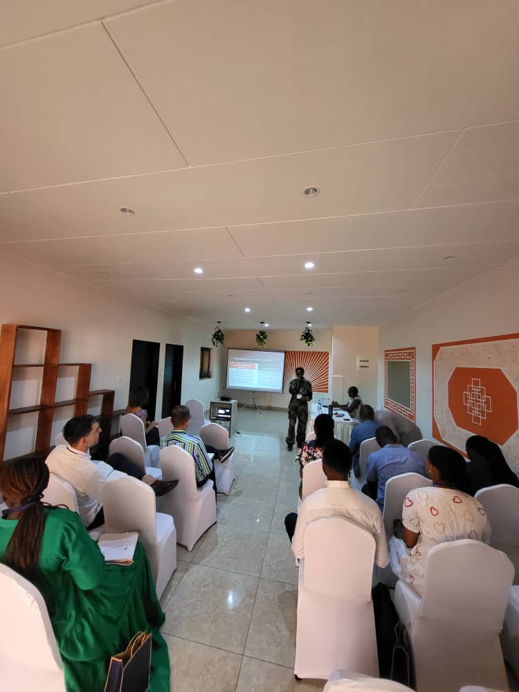 Conférence médicale avec des participants attentifs à la présentation du conférencier sur l’actualisation des connaissances médicales