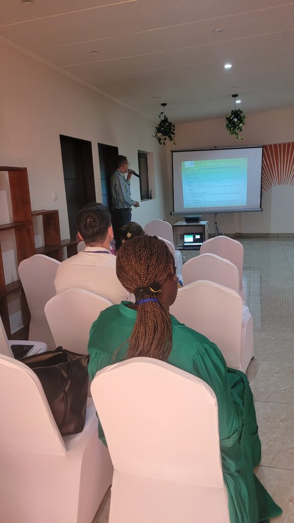 Participants et conférencier en pleine présentation pendant une conférence médicale pour la formation continue des professionnels de santé