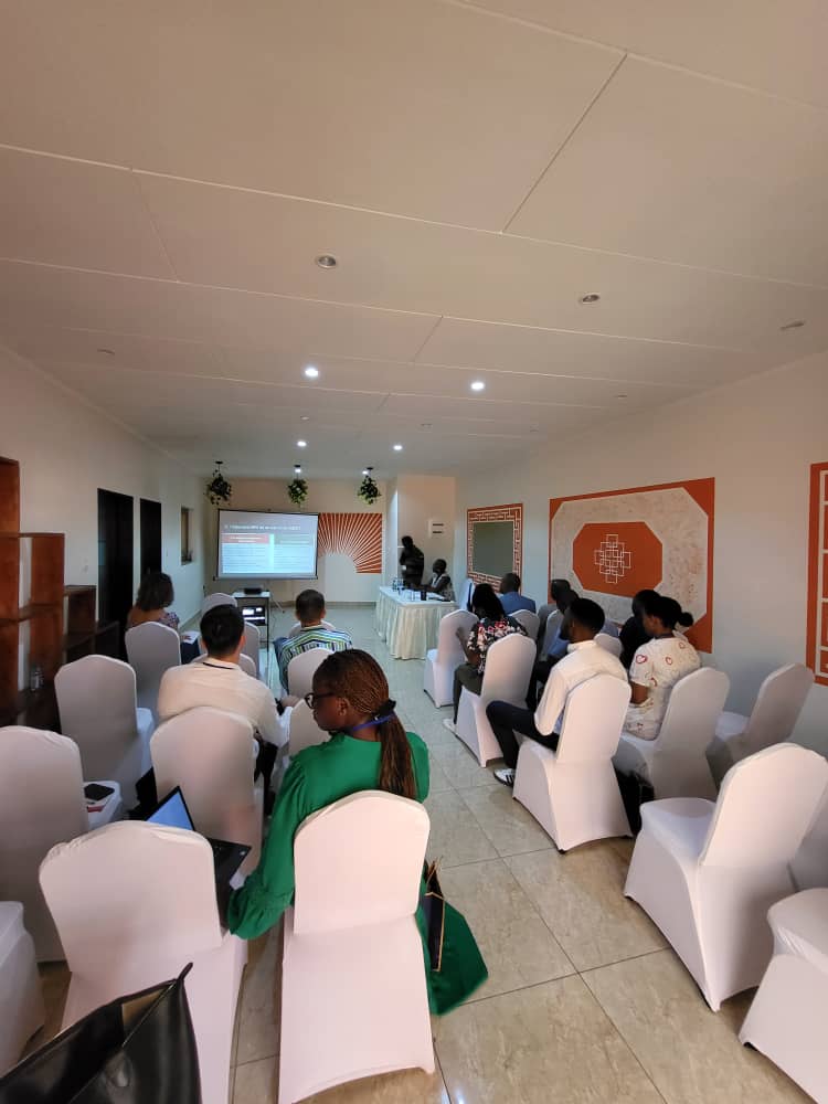 Participants concentrés et attentifs lors de la conférence médicale organisée par MGK Santé pour la formation continue