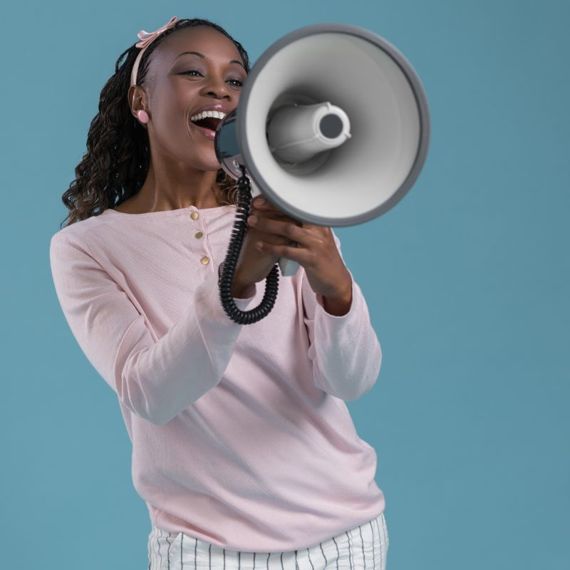 Adulte illustrant un trouble de la voix nécessitant l'aide d'un orthophoniste